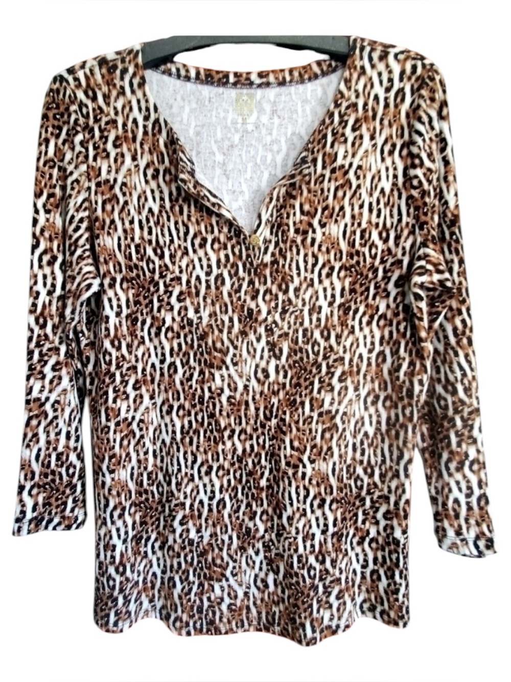 Ann Klein Sport Sz M  leopard print V neck gold like button 3/4 sleeves | EUC